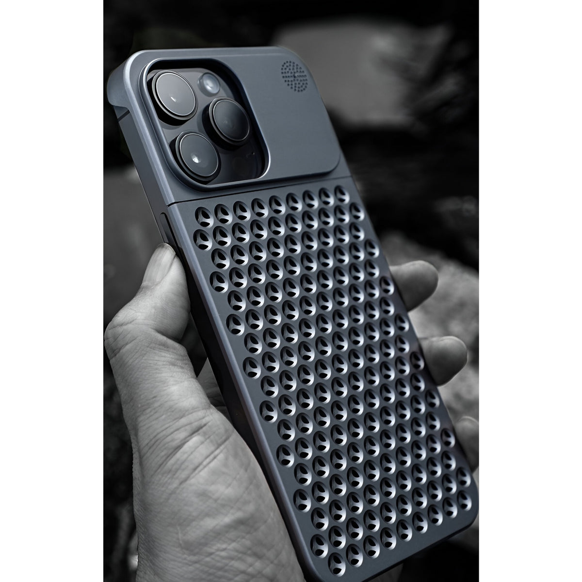 Husă iPhone 15 Pro, din aluminiu, perforată, gri