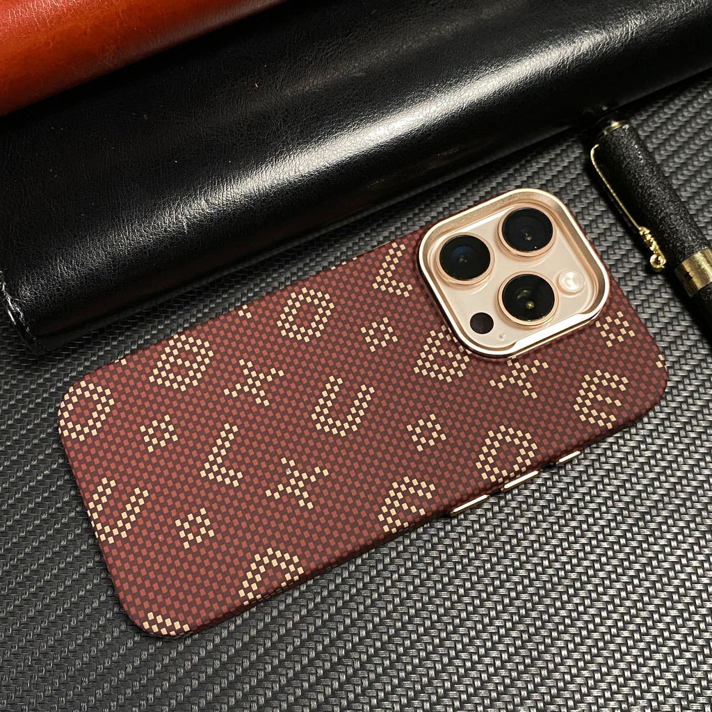 Husă iPhone 15 Pro, magnetică MagSafe, fibră de carbon, maro