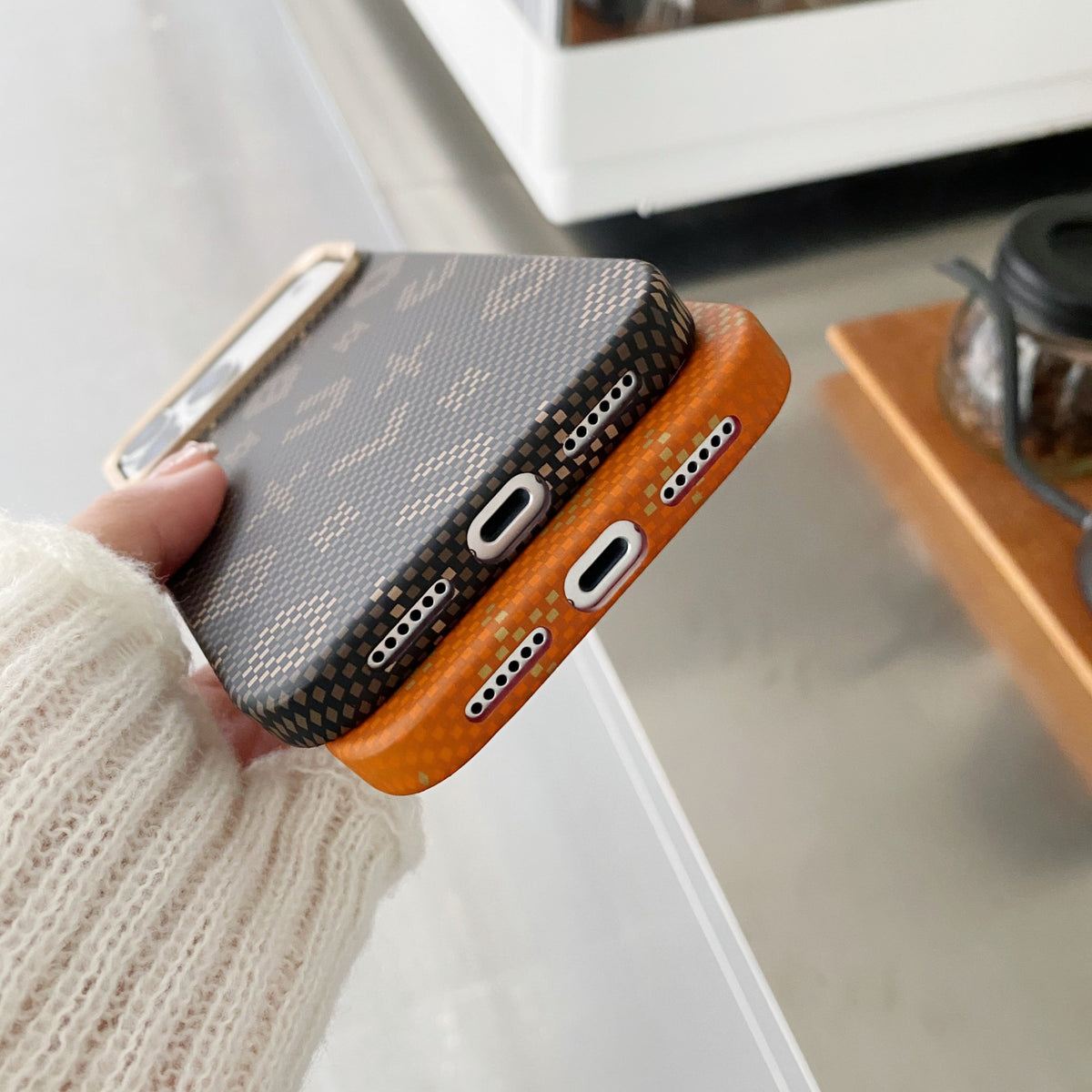 Husă iPhone 15 Pro, magnetică MagSafe, fibră de carbon, portocaliu
