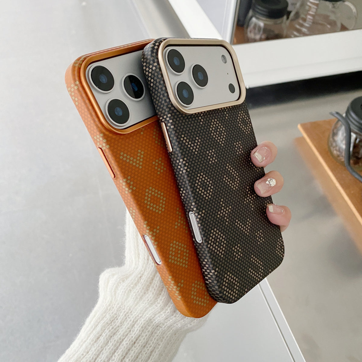 Husă iPhone 15 Pro Max, magnetică MagSafe, fibră de carbon, maro