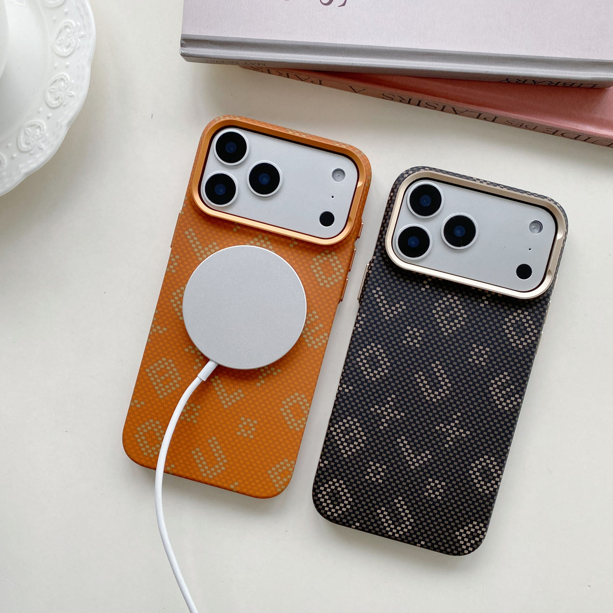 Husă iPhone 16 Pro, magnetică MagSafe, fibră de carbon, maro
