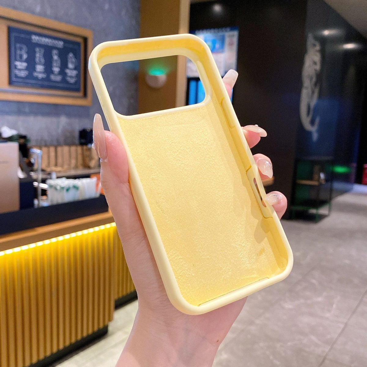 Husă iPhone 17, din silicon, cu ventuze, crem